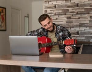 hombre tocando guitarra