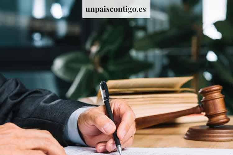 persona firmando documento