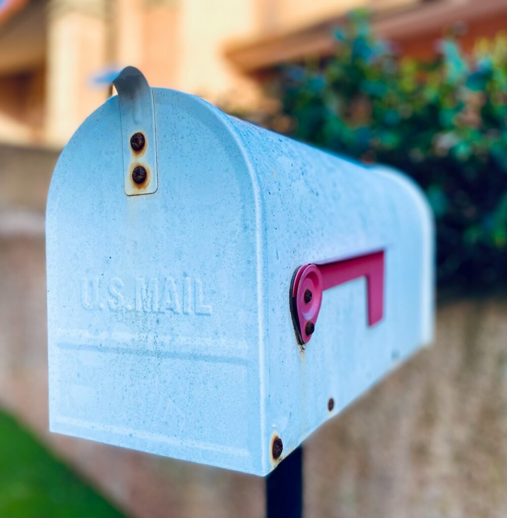 Buzón rojo y blanco donde dejar una carta o una nota a la redacción